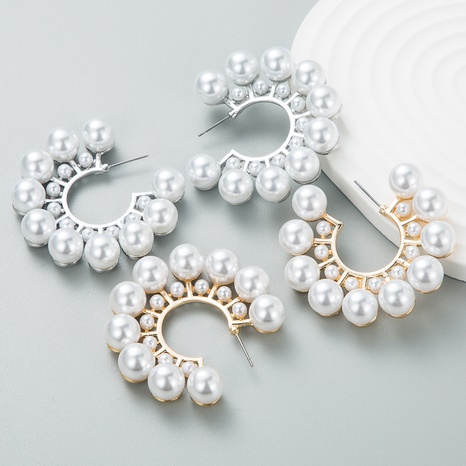 Pendiente de aro de nicho de temperamento elegante en forma de C de perlas de moda's discount tags