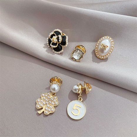 Personalidad de moda coreano nuevo conjunto de broches broches de perlas simples de cinco piezas's discount tags