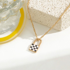 accessoires pour femmes conception de niche collier de chaîne de clavicule à cadenas en damier simple