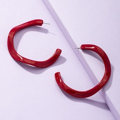boucle d'oreille créole en forme de C géométrique rouge grand cercle rouge