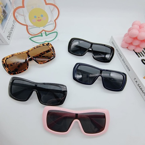 European and American irregular new fashion retro sunglasses trendy catwalk wild sunglasses's discount tags