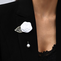 Broche de fleur de feuille de tissu de mode européenne et américaine femme créative longue perle broche bijoux