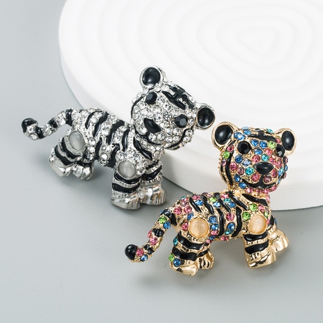 three-dimensional tiger metal Creative personality diamond-studded brooch  NHLN520376's discount tags