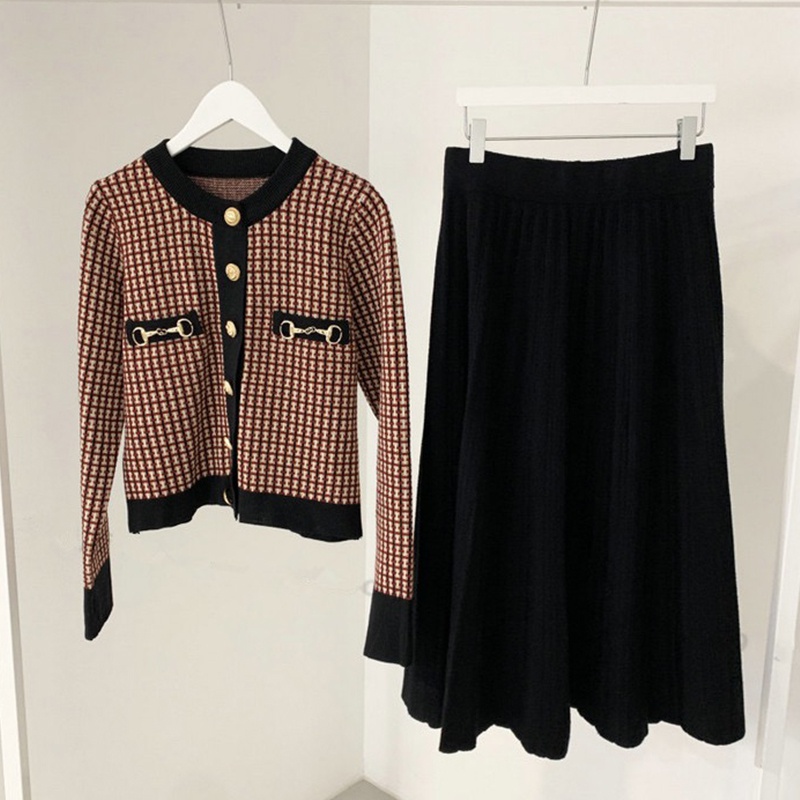 Pull cardigan court deux pices  carreaux tailleur jupe longue plisse en tricot noir
