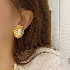 Palace style retro oval pearl earrings