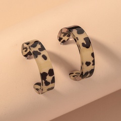 C-förmige Ohrringe aus Leopardenmuster