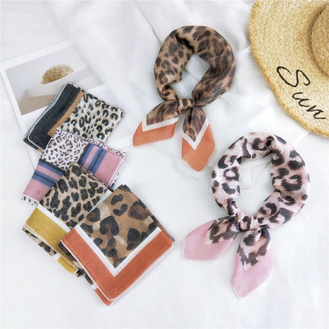 Petit foulard carré en soie à imprimé léopard's discount tags