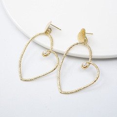 Gold heart-shaped cold wind pearl love earrings wholesale