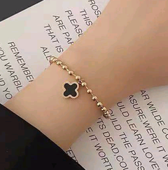 Korean fashion sweet OL simple four-leaf clover titanium steel bracelet