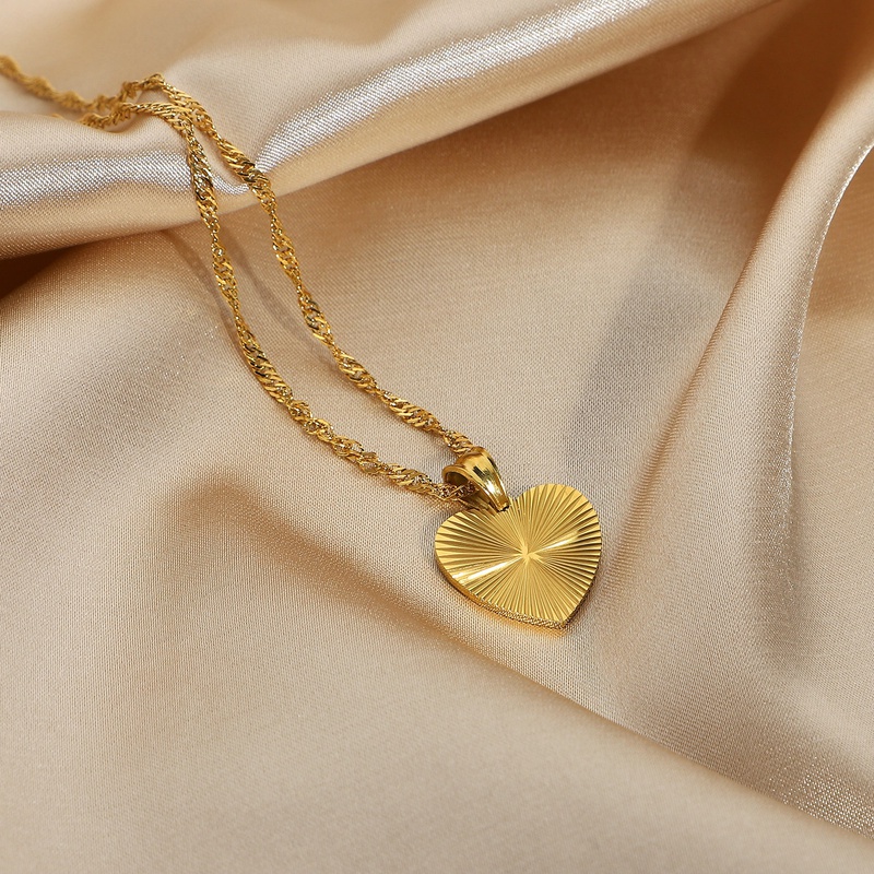 simple retro heartshaped pendant 18K gold stainless steel necklace