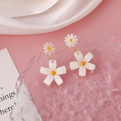 Simple Natural Fritillary Shell Daisy Flower Earrings