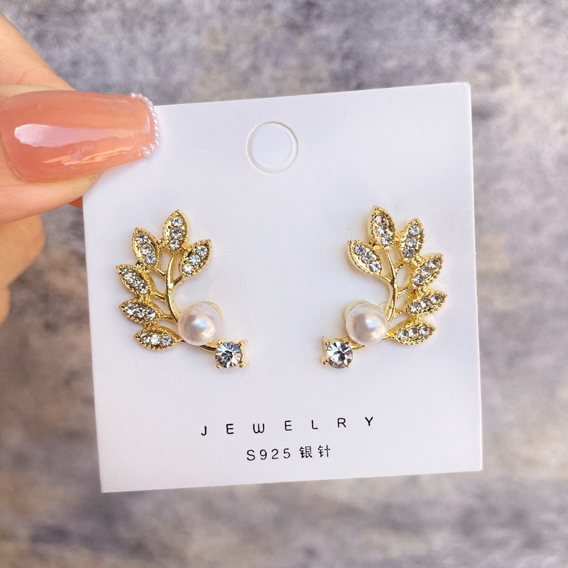 Korean fashion exquisite leaf pearl earrings
