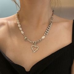 collar de perlas con colgante de amor barroco