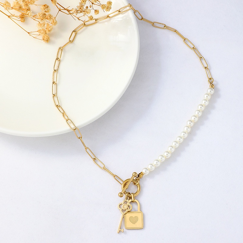 Retro simple pearl stitching OT buckle necklace