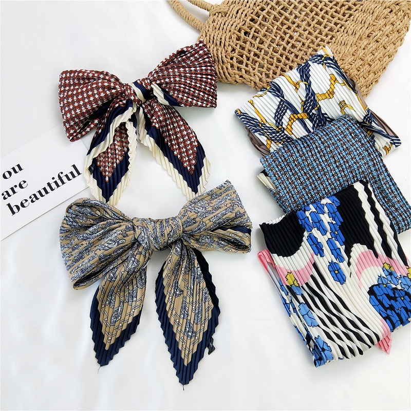 Fashion folds small square silk scarf