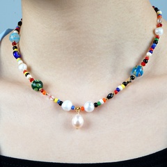 Collar de perlas de agua dulce con cuentas de flores de vidrio de color de moda al por mayor