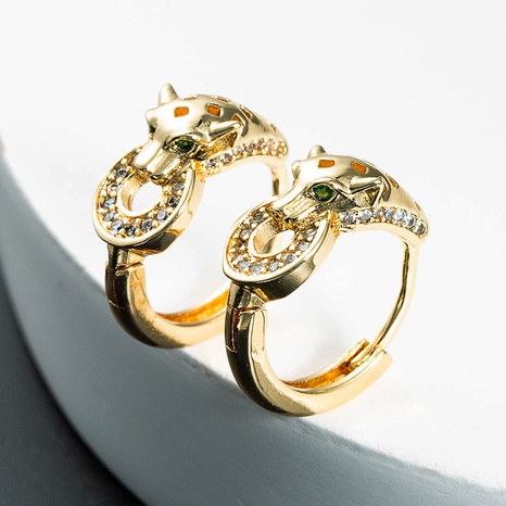 wholesale bijoux simples en cuivre plaqué or boucles d'oreilles léopard en forme de C Nihaojewelry's discount tags