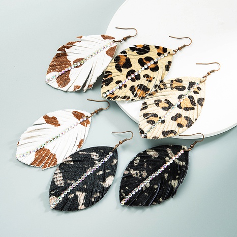 wholesale Boucles d'oreilles en forme de feuille de léopard imprimé en cuir de Bohême Nihaojewelry's discount tags