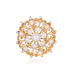 Vintage Court Style Hollow Inlaid Rhinestone Pearl Brooch European and American Gold Flower Anti-Exposure Lady Temperament Corsage