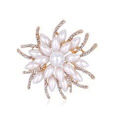 wholesale Korean retro flower alloy diamond-studded pearl brooch Nihaojewelry
