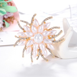 wholesale Korean retro flower alloy diamondstudded pearl brooch Nihaojewelrypicture17