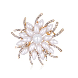 wholesale Korean retro flower alloy diamondstudded pearl brooch Nihaojewelrypicture15