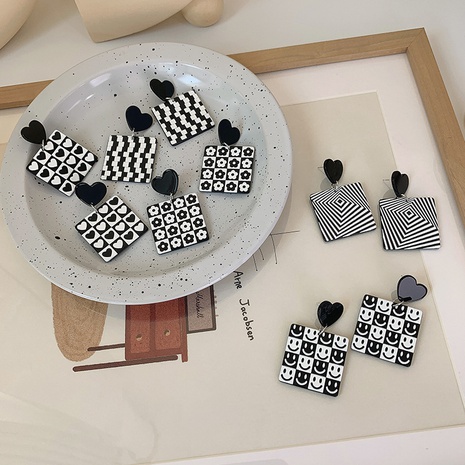Pendientes de acrílico cuadrados de corazón de tablero de ajedrez blanco negro retro al por mayor nihaojewelry's discount tags