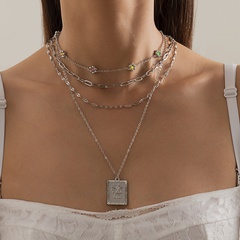 Europäischer und amerikanischer grenz überschreiten der Schmuck Retro Reis perlen kleine Gänseblümchen Blumen Metall Halskette einfache geometrische quadratische Marke hohle Halskette