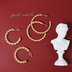 wholesale einfache gedrehte Seilknoten Titanstahl vergoldete Ohrringe Nihaojewelry