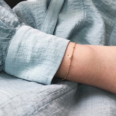 Mini Süßwasser kleine Perle unregelmäßiges Perlen armband, kleiner Titans tahl, 18 Karat vergoldet, All-Match-Stapel hand gefertigt