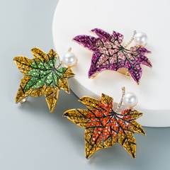 Broche de perlas de diamantes de imitación de color con incrustaciones de forma de hoja de arce al por mayor nihaojewelry