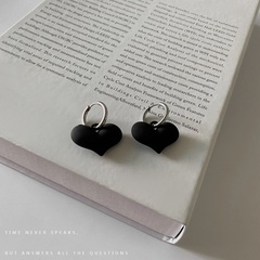 New Dark Love Pendant Earrings Personality Retro Temperament Female Ins Style Design Sense Peach Heart Stud Earring