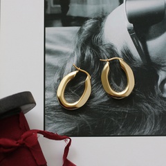 Europäischer und amerikanischer einfacher Stil matti erter Nebel gold matt massive ovale Retro-Ohrringe mit Ohrringen aus Titans tahl im Herbst und Winter vergoldet