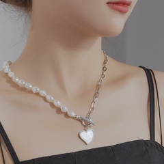 collier de boucle OT en acier au titane avec coeur de pêche blanc perle rétro irrégulière en gros Nihaojewelry