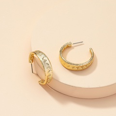 Retro einfaches geflochtenes Muster Metallstruktur C-förmige Ohrringe Großhandel nihaojewelry