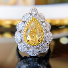 Tik Tok Live Stream ornamento de gemas de colores al por mayor nuevo lujo completamente incrustado Ascut amarillo diamante gota de agua en forma de pera anillo de apertura