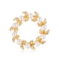 New style simple and elegant floral brooch alloy inlaid pearl garland clothing accessories