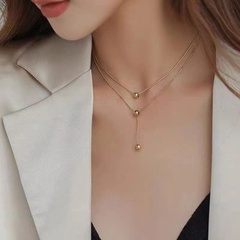 Collier de perles rondes à double couche sens créatif féminin du collier court en acier inoxydable à glands tout-en-un