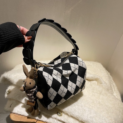 Fashion geometric messenger bag female autumn and winter retro simple bag's discount tags