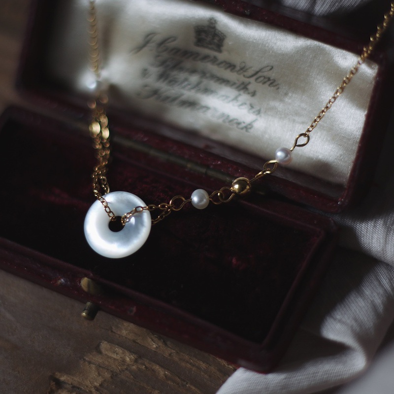 Collier en acier au titane avec boucle fritillaire blanche perle  cercle creux gomtrique  la mode