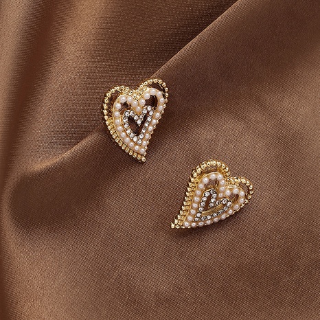 Boucles d'oreilles en alliage en forme de coeur avec perles creuses en strass simples à la mode's discount tags