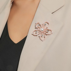 Korea fashion flash diamond pearl small fresh hollow flower brooch