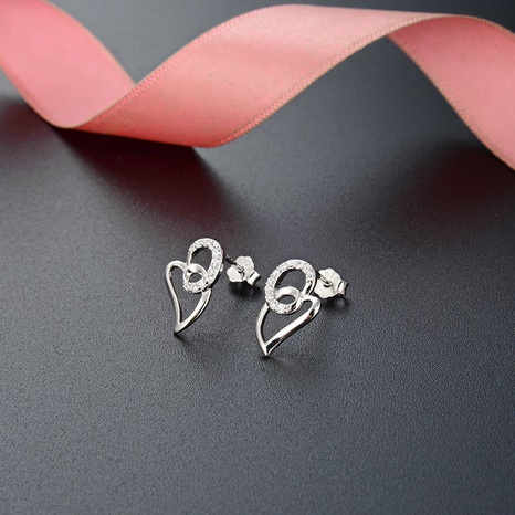 Boucles d'oreilles coréennes simples en zircon en argent s925 Boucles d'oreilles en diamant en forme de coeur pour dames's discount tags