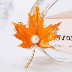 fashion alloy pearl rhinestone-encrusted oil maple leaf brooch corsage