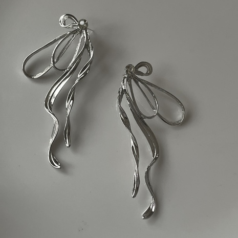 Boucles d'oreilles géométriques de luxe avec nœud en métal et serpentins de niche's discount tags