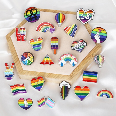 Broche en alliage de bannière colorée de dessin animé gay Rainbow Pride en forme de coeur's discount tags