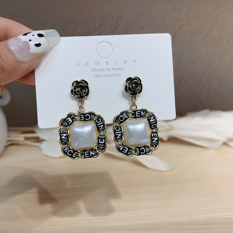 Pendientes geométricos de nueva flor coreana, pendientes de lujo ligeros de nicho de moda's discount tags