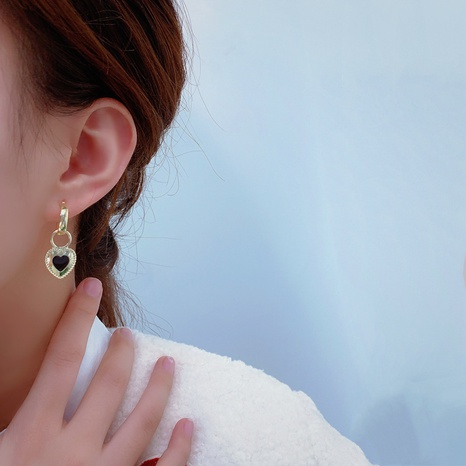 Boucles d'oreilles en forme de coeur en métal de luxe léger de conception de niche coréenne boucles d'oreilles de mode's discount tags
