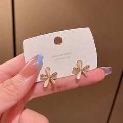 Version coréenne de nouvelles boucles d'oreilles simples en alliage de fleurs serties de diamants