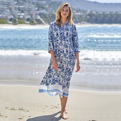 Neue Viskose, die Blumen-Hemd-Rock-Bikini-Bluse mit Sonnencreme für den Urlaub am Meer positioniert
